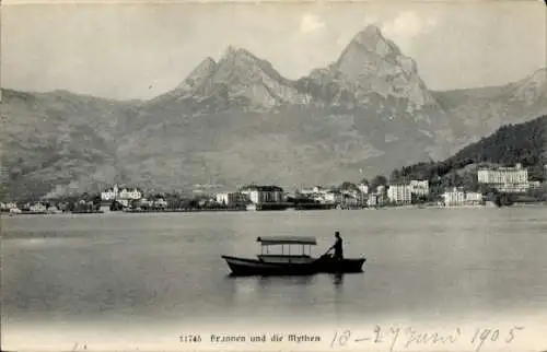 Ak Brunnen Kt Schwyz, Berglandschaft, Boot auf dem Wasser, Mythen