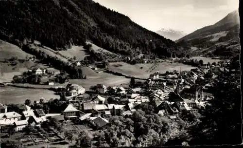 Ak Thônes Haute Savoie, Schwarze und weiße Landschaft, typisches Dorf, Berge im Hintergrund