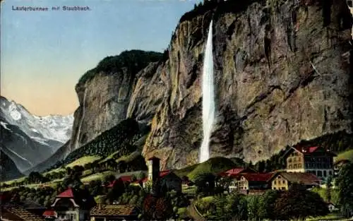 Ak Lauterbrunnen Kanton Bern, Lauterbunnen mit Staubbach, Wasserfall, Berge, Häuser, Landschaft