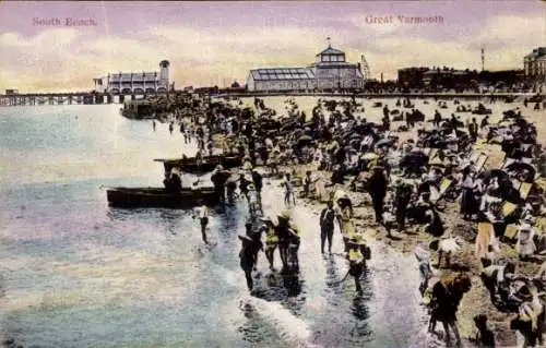 Ak Great Yarmouth Norfolk England, Strand, Menschen, Sonnenschirme, Boote, Meer, Strandpromenade