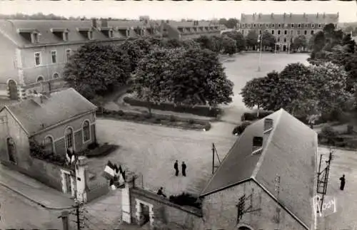 Ak Nantes Loire Atlantique, Panorama, Gebäude, Bäume, Platz, Menschen, Militärisch