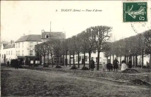 Ak Dugny Seine Saint Denis, Cafe BI, Place d'Armes, Bäume, Menschen,  Architektur