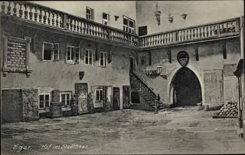 Ak Eger Region Karlsbad, Blick in den Hof im Stadthaus