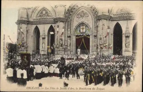 Ak Orléans Loiret, Festszene zur Jeanne d'Arc, große Menschenmenge, Kirche, bunte Flaggen