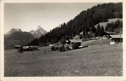 Ak Schönried Kanton Bern, Berglandschaft, traditionelle Chalets, klare Sicht auf Gipfel