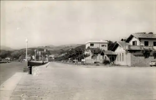 Ak Zumaia Zumaya Gipuzkoa Baskenland, Uferpromenade, Gebäude, Weinreben, Berglandschaft