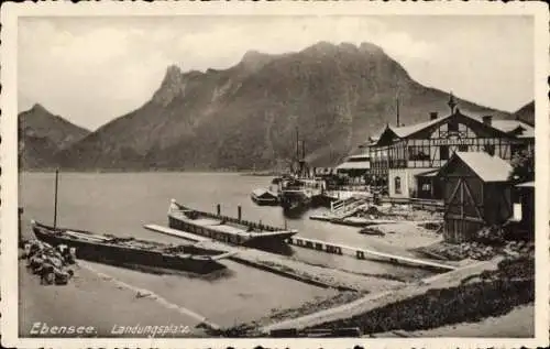Ak Ebensee in Oberösterreich, Blick auf den Landungsplatz, Restaurant, Boote, Berge im Hintergrun