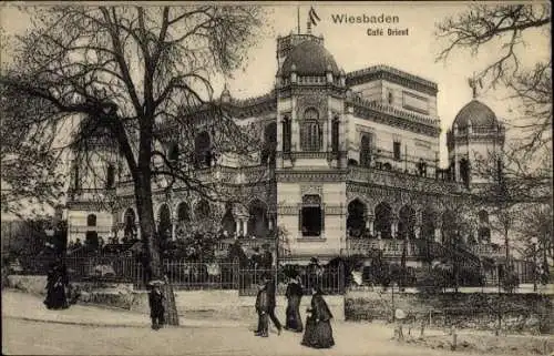 Ak Wiesbaden in Hessen, Café Orient, s Gebäude, Menschen in n Kleidern