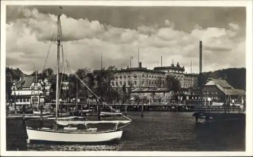 Ak Kiel, Reventlou-Brücke, Hafen, Hafenboote, alte Gebäude, Segelboot