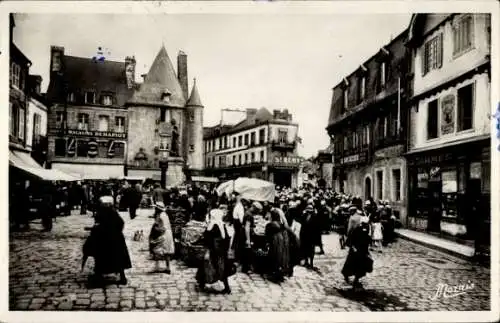 Ak Pontivy Morbihan, Marktplatz,  Gebäude, Menschenmenge, Einkaufsszene