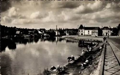 Ak Pontivy Morbihan, Kanalansicht, Häuser am Wasser, Wolken am Himmel, Fischer im Vordergrund