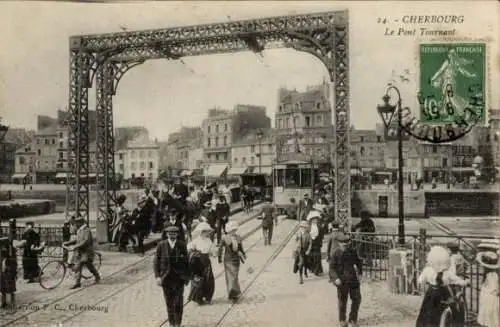 Ak Cherbourg en Cotentin Manche, Le Pont Tournant,  Szenerie, Menschen auf der Straße, Straßenbah