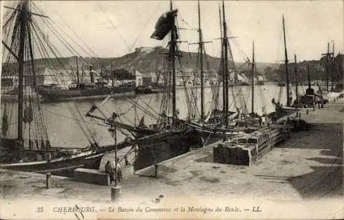 Ak Cherbourg en Cotentin Manche, Hafenansicht, Schiffe im Wasser, Berge im Hintergrund,  Stimmung