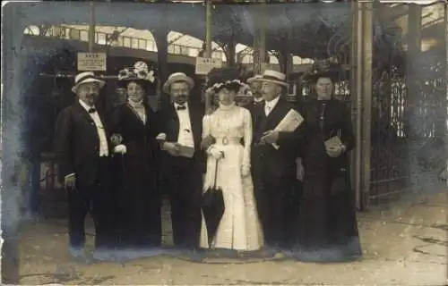 Ak Vichy Allier, Gruppe von sechs Personen, Formelle Kleidung, Hüte,  Fotografie