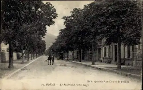 Ak Digne les Bains Alpes de Haute Provence, Straße, Bäume, Pferd, Boulevard Victor Hugo,  