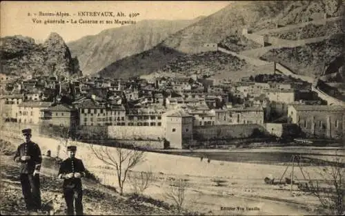 Ak Entrevaux Alpes de Haute Provence,  Alt. 450, Vue générale, La Caserne,  Ansichten, schwarz-we