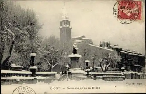 Ak Digne les Bains Alpes de Haute Provence, Gassendi-Statue, verschneite Umgebung, Kirche im Hint