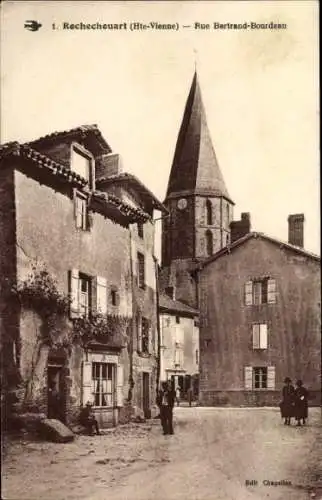 Ak Rochechouart Haute Vienne, Historische Häuser, Kirchturm, Straße, Personen, Schwarz-Weiß-Foto