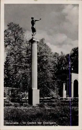 Ak Neustrelitz in Mecklenburg, Statue auf Säule, Garten der Orangerie, Baumkronen, Wolken