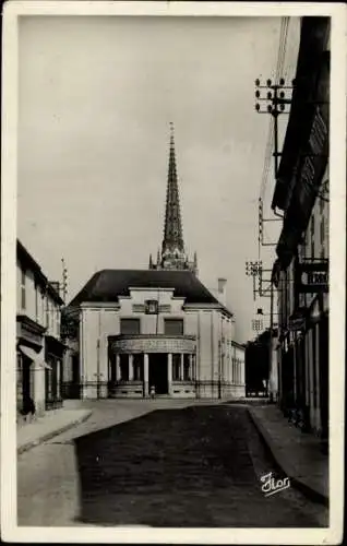 Ak Luçon Vendée, Vorderansicht eines Gebäudes, hoher Kirchturm, Straßenszene