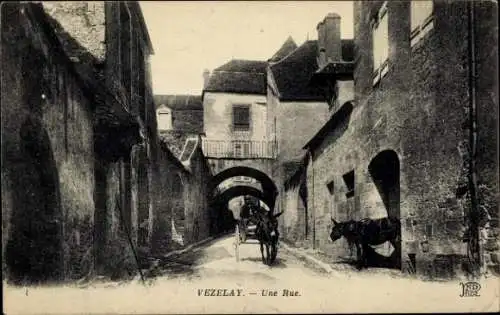Ak Vézelay Yonne, Straße mit Pferd, Gebäude beidseitig, Altstadt-Atmosphäre
