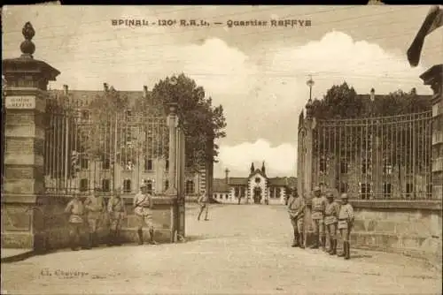 Ak Épinal Lothringen Vosges, Quartier Reffye, Soldaten,  Architektur, Eingangstor