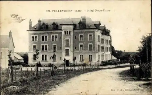 Ak Pellevoisin Indre, Hôtel Notre-Dame, großes Gebäude, ländliche Umgebung, schwarze und weiße Fo