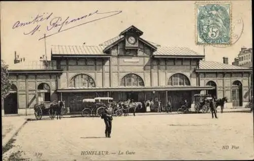 Ak Honfleur Calvados, Bahnhof, Pferdewagen, Uhr,  Architektur