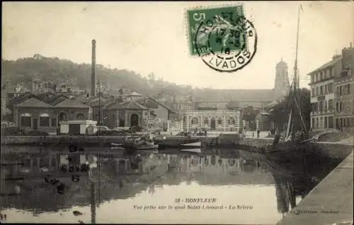 Ak Honfleur Calvados, Bild von  Hafenansicht, alte Gebäude, Schiffe