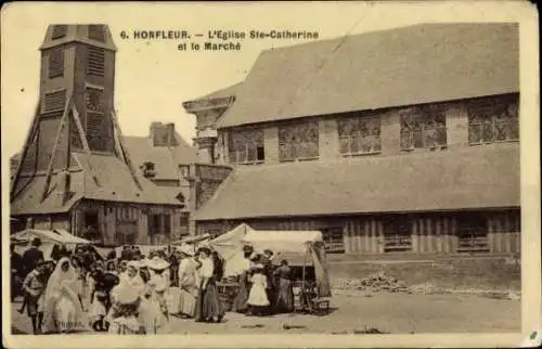 Ak Honfleur Calvados, Eglise Ste-Catherine, Markt, Menschenmenge,  Architektur