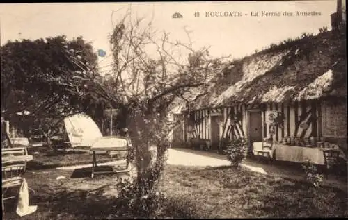 Ak Houlgate Calvados, La Ferme des Aunettes, Landhaus, Garten mit Bäumen, Tischen, Stühlen