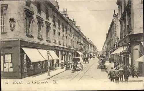 Ak Tours Indre et Loire, Fassade einer Straße, Lesende, Kutschen, Läden, Menschen