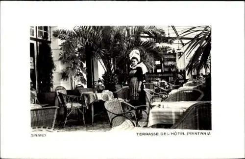 Ak Dinard Ille et Vilaine, Terrasse des Hôtel Printania, Cafe mit Stühlen, Frau in Tracht