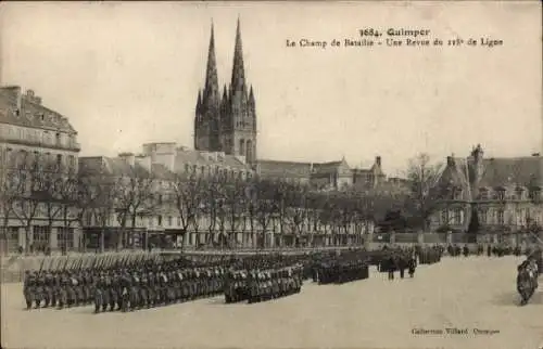 Ak Quimper Finistère, Militärparade, Stadtansicht, Kirche im Hintergrund