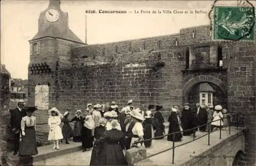 Ak Concarneau Finistère, La Porte de la Ville Close, Beffroi, Menschen in r Kleidung