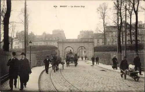 Ak Brest Finistère, La Porte Foy, Straße mit Bäumen, Gebäuden, Kutschen, Fußgängern