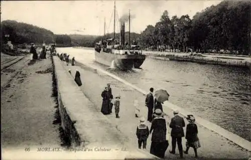 Ak Morlaix Finistère, Schiff auf dem Wasser, Spaziergänger am Ufer, Bäume im Hintergrund