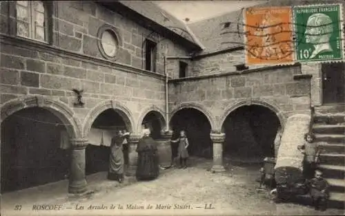 Ak Roscoff Finistère, Vorderseite zeigt Arkaden der Maison de Marie Stuart,  Gebäude, Personen
