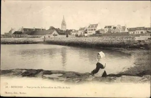 Ak Roscoff Finistère, Blick vom Anlegeplatz der Île de Batz, Frau in traditioneller Tracht