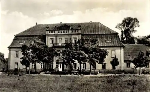 Ak Kirchhain in der Niederlausitz, Schwarzwweißes Gebäude, mehrere Bäume, Wiese,  Architektur