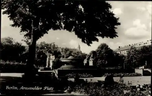 Ak Berlin Friedrichshain, Arnswalder Platz, Brunnen, Bäume, Wolken,  Statuen