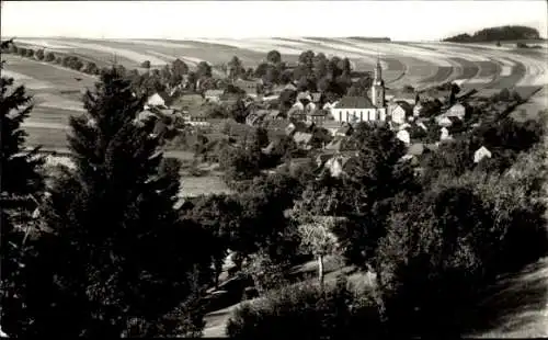Ak Wurzbach in Thüringen, Dorfblick mit Kirche, ländliche Umgebung, Bäume, Felder