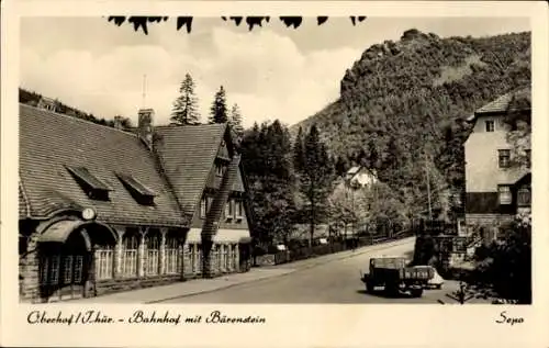 Ak Oberhof im Thüringer Wald, Bahnhof Oberhof, Bärenstein, Berge, alte Gebäude, Straßenansicht