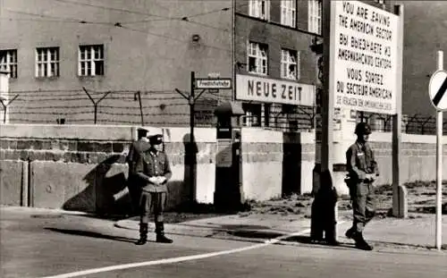 Ak Berlin Friedrichshain, Checkpoint Friedrichstraße, amerikanischer Sektor, Soldaten, Mauer