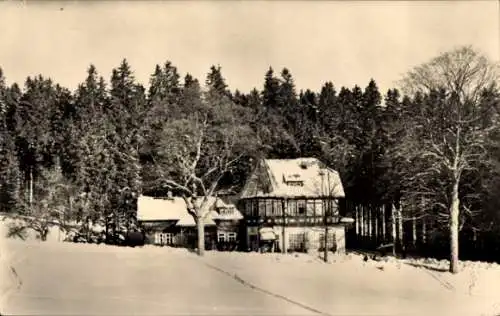 Ak Oberhof im Thüringer Wald, Winterlandschaft, Gebäude im Schnee, Bäume im Hintergrund