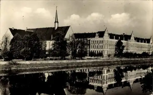 Ak Grimma in Sachsen, Ehemalige Fürstenschule, Kirche, Gebäude reflektieren im Wasser