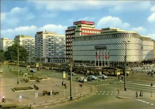 Ak Leipzig, Stadtansicht mit Warenhaus, Straßenbahnen, Architektur, belebte Straße