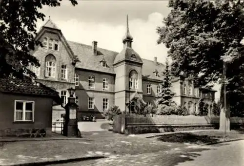 Ak Demmin in Vorpommern, Kreiskrankenhaus, Chirurgische Abteilung,  Architektur, Bäume, Straße