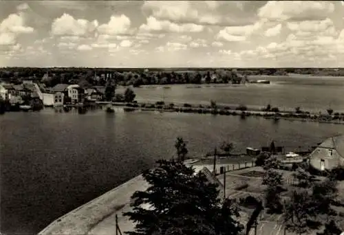 Ak Malchow in Mecklenburg, Panorama auf  Wasserfläche, Wolken, Wohngebäude, Natur