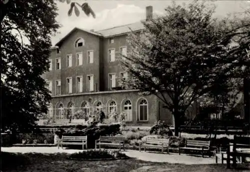 Ak Bad Sulza in Thüringen, Sanatorium IG Wismut, Park mit Bänken, Bäume,  Architektur